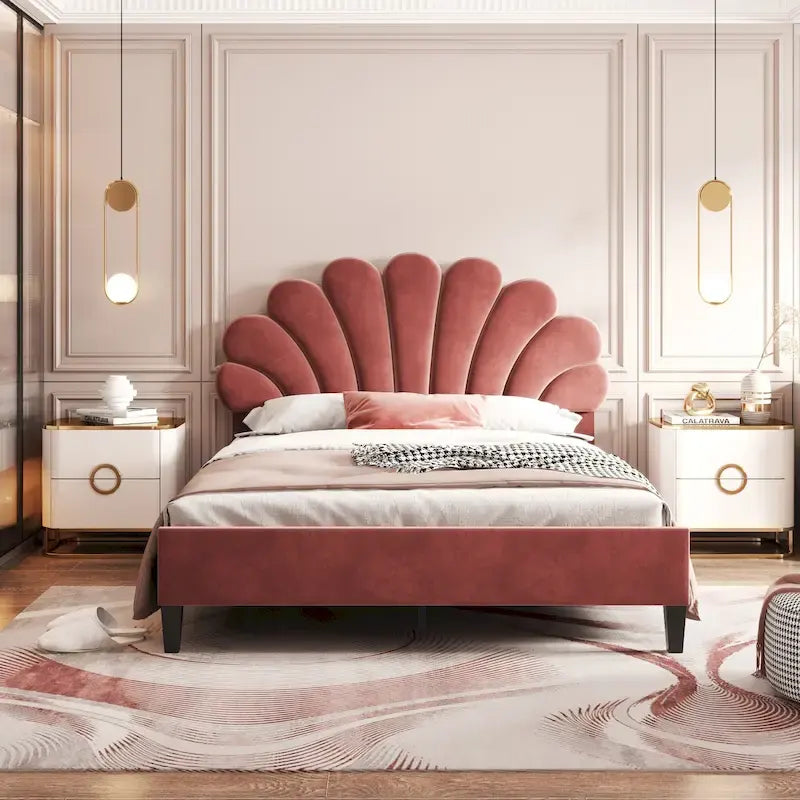 Cama de plataforma tapizada en terciopelo con forma de concha y capitoné