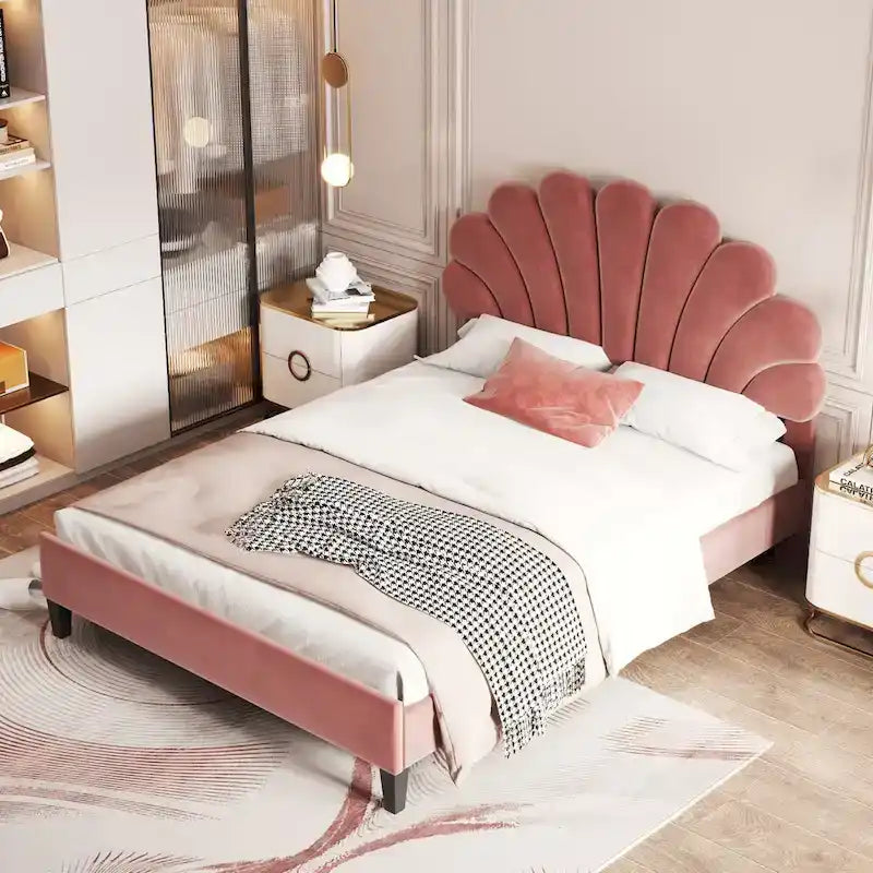 Cama de plataforma tapizada en terciopelo con forma de concha y capitoné