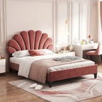 Cama de plataforma tapizada en terciopelo con forma de concha y capitoné