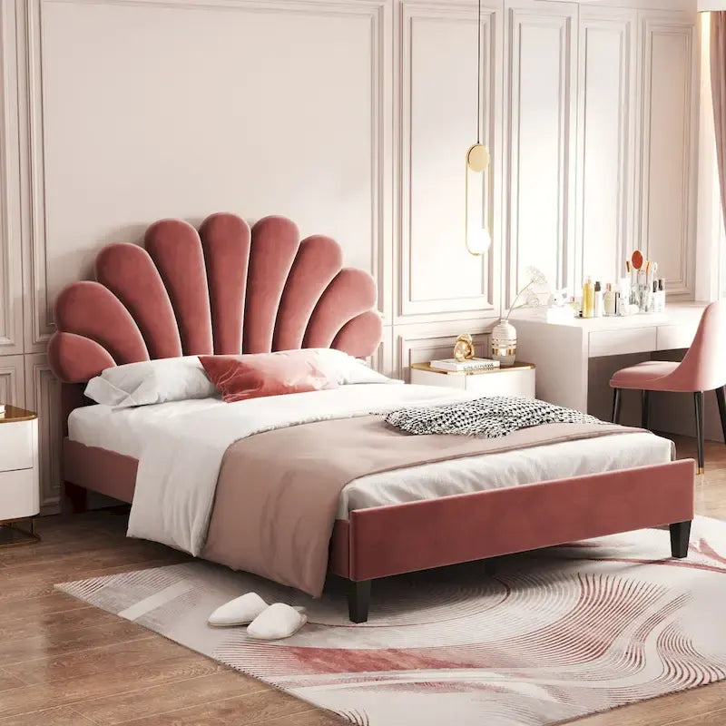 Cama de plataforma tapizada en terciopelo con forma de concha y capitoné