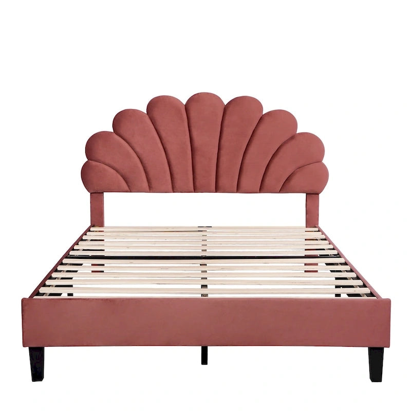 Cama de plataforma tapizada en terciopelo con forma de concha y capitoné