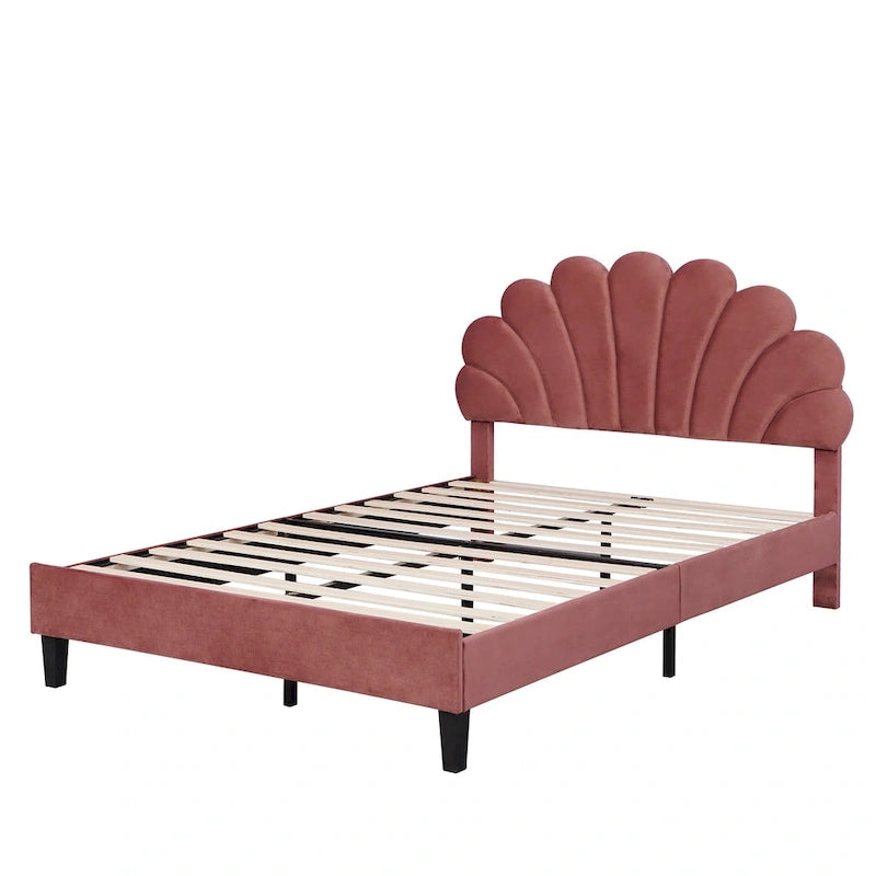 Cama de plataforma tapizada en terciopelo con forma de concha y capitoné