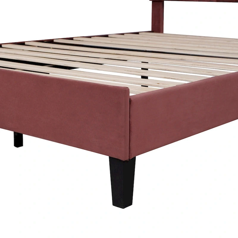 Cama de plataforma tapizada en terciopelo con forma de concha y capitoné