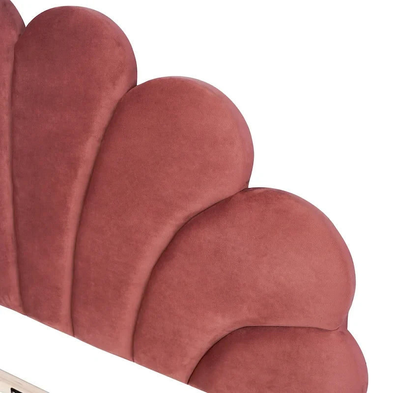 Cama de plataforma tapizada en terciopelo con forma de concha y capitoné