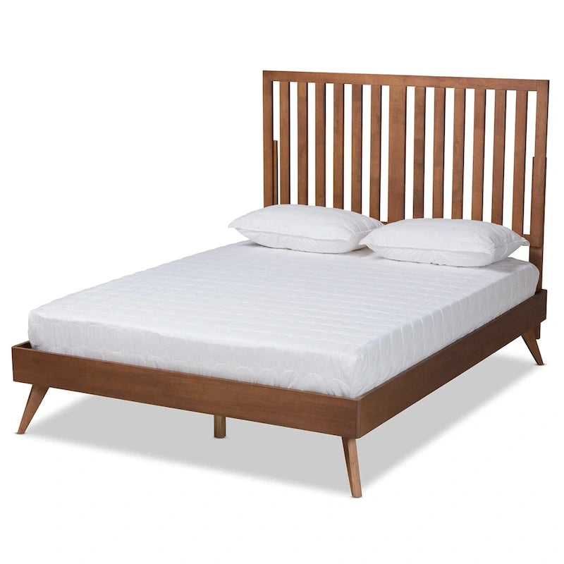 Cama de plataforma de madera con acabado nogal marrón de mediados de siglo.
