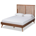Cama de plataforma de madera con acabado nogal marrón de mediados de siglo.