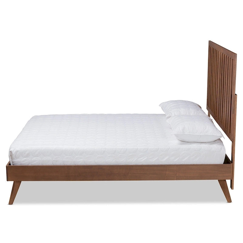 Cama de plataforma de madera con acabado nogal marrón de mediados de siglo.