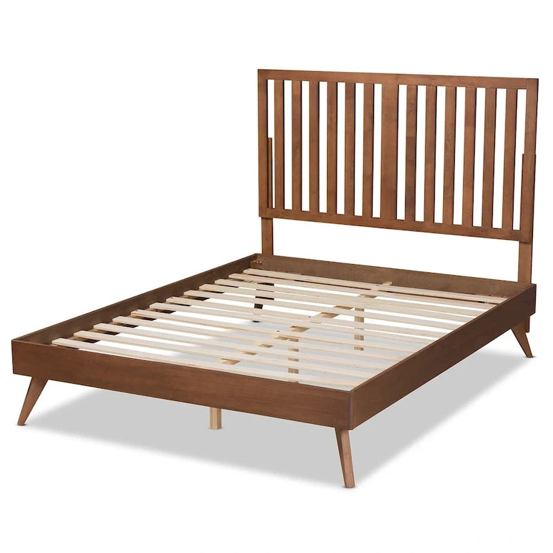 Cama de plataforma de madera con acabado nogal marrón de mediados de siglo.