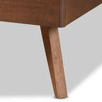 Cama de plataforma de madera con acabado nogal marrón de mediados de siglo.