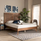 Cama de plataforma de madera con acabado nogal marrón de mediados de siglo.