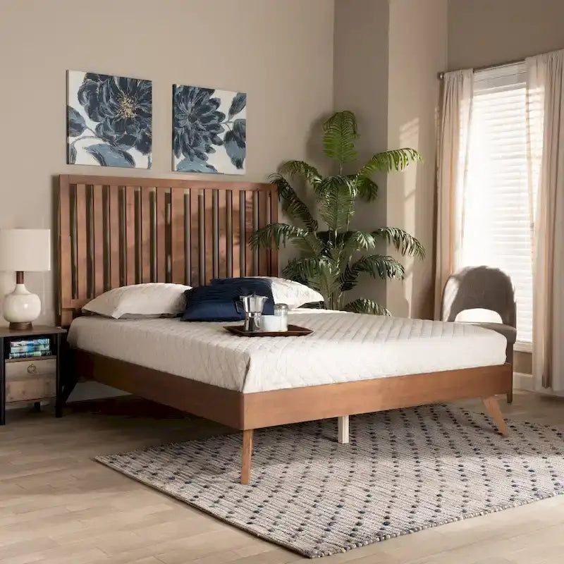 Cama de plataforma de madera con acabado nogal marrón de mediados de siglo.