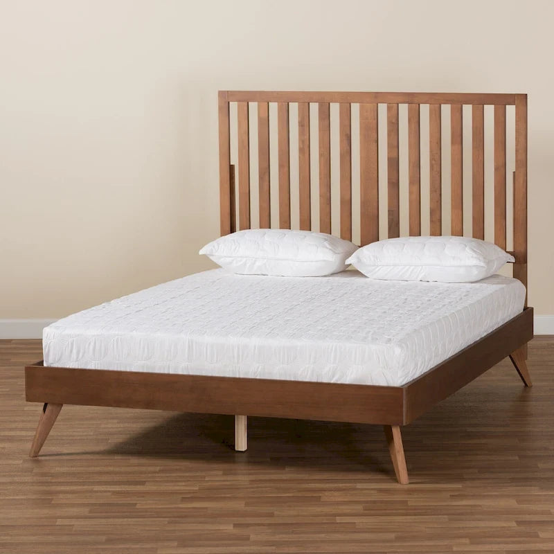Cama de plataforma de madera con acabado nogal marrón de mediados de siglo.