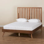 Cama de plataforma de madera con acabado nogal marrón de mediados de siglo.