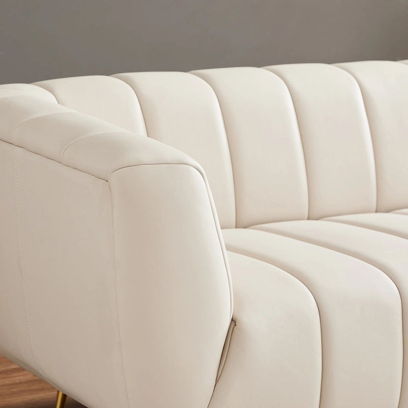 Sofá de cuero tapizado estilo moderno de mediados de siglo Clovis en crema