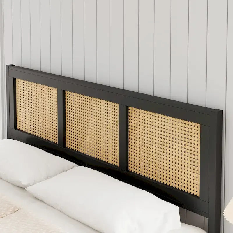 Estructura de cama de ratán con cabecero