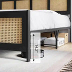 Estructura de cama de ratán con cabecero